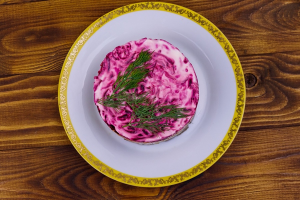 Свекольный салат с яйцом tradicionnyi russkii salat sel d pod suboi suba na derevannom stole sloenyi salat s sel d u svekloi morkov u lukom kartofelem i aicami vid sverhu - Свекольный салат с яйцом