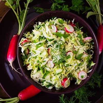 Капустный салат с редисом и огурцами