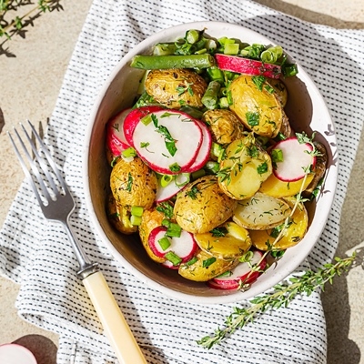 Запечённый картофель с редисом и чесночным соусом