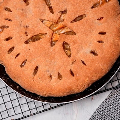 Пирог из ржаной муки со свининой