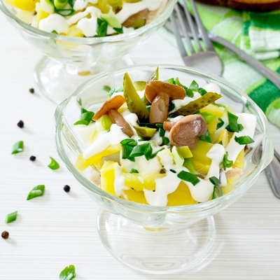 Картофельный салат с грибами и огурцами