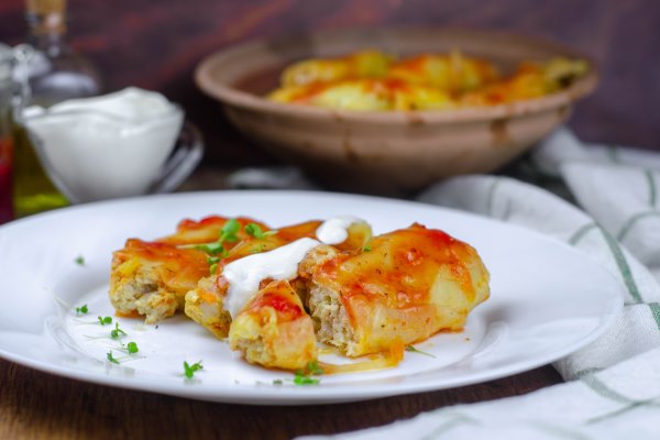 domasnie golubcy s morkov u krasnym tomatnym sousom i slivkami na beloi tarelke - Капуста, фаршированная мясом и рисом