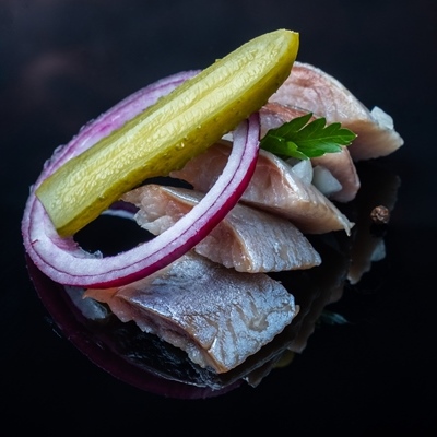 Закуска русская из сельди, свёклы и солёных огурцов