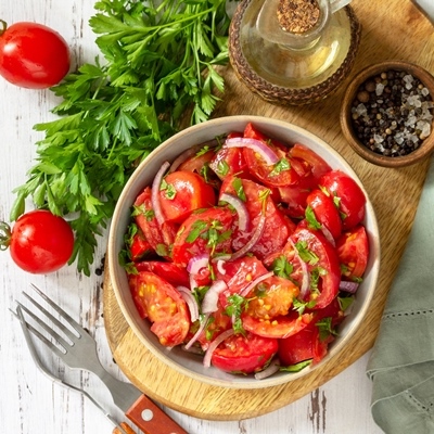 Салат из болгарского перца, помидоров и лука
