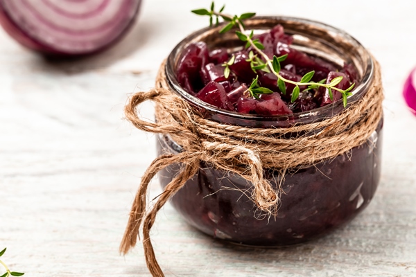 samodel nyi natural nyi zdorovyi krasnyi lukovyi marmelad varen e varen e catni v banke ovosnoi dzem na belom derevannom fone francuzskaa kuhna format dlinnogo bannera - Конфитюр из красного лука