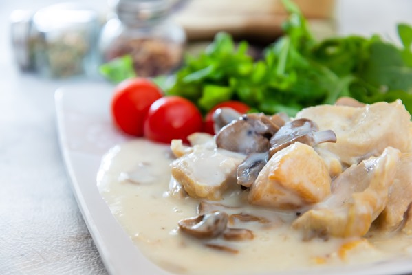 klouz ap salata podavaemogo na tarelke na stole - Карп под соусом с шампиньонами
