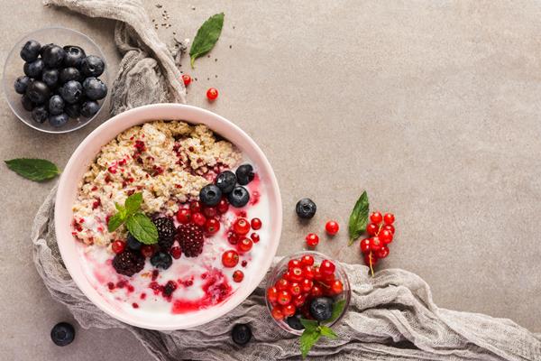 natural nye poleznye deserty s iogurtom i kopiei fruktov - Смузи-боул со смородиной и гранолой