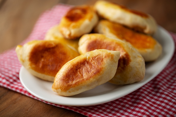 pirozki malen kii pirog s masom na tarelke - Постные пирожки с повидлом