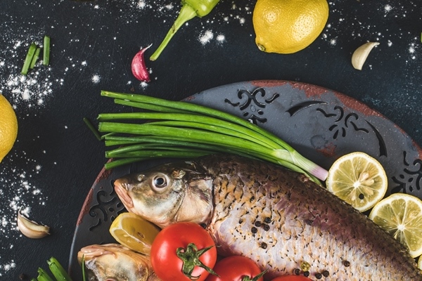 ryba s zelen u i ovosami podaetsa s limonom - Карп с белым столовым вином