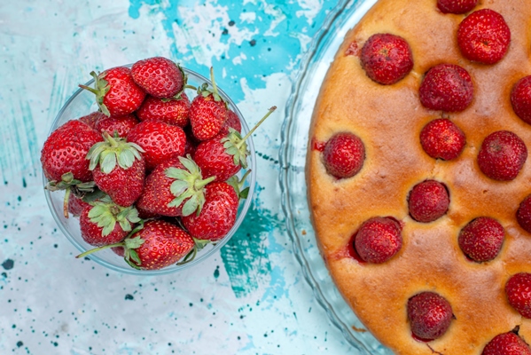 vid sverhu vkusnyi klubnicnyi tort krugloi formy s fruktami i svezei krasnoi klubnikoi na sinem stole testo dla torta sladkoe pecen e fruktovye agody - Клубничная сливочная шарлотка