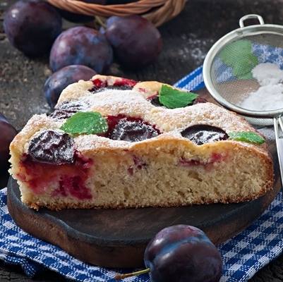 Постная сливовая шарлотка