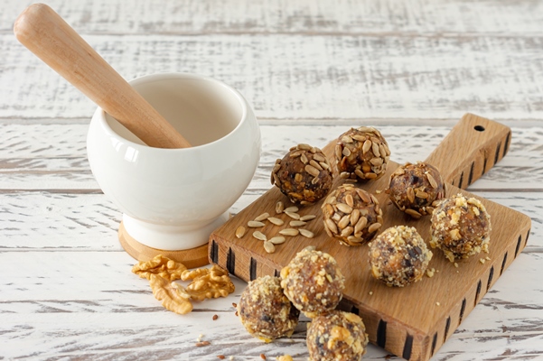 zdorovye organiceskie energeticeskie zakuski s orehami kakao kokosom i medom vegetarianskie syrye zakuski ili bluda - Постные конфеты из семечек