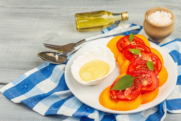 veganskii salat iz pomidorov so svezimi list ami bazilika speciami i voshititel nym sousom krasnye i oranzevye ovosi servirovka stola derevannyi fon kopia prostranstva - Помидоры свежие с горчичным соусом (старинный рецепт)