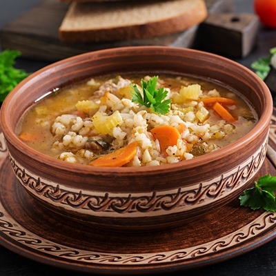 Рассольник с почками, перловкой и солёными огурцами