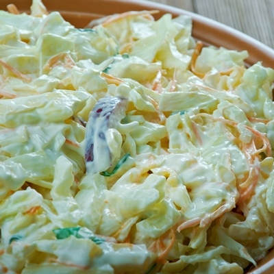 Салат из капусты, яблок и лука