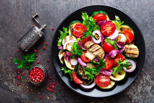 salat so svezimi i zarenymi ovosami i gribami ovosnoi salat s zarenymi sampin onami ovosnoi salat na tarelke zdorovaa vegetarianskaa eda - Салат с баклажанами и помидорами