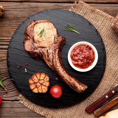 Каре ягнёнка с томатным соусом и мятой