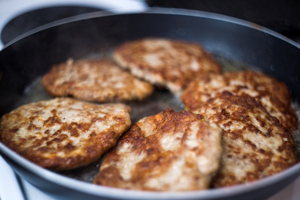 zarenoe maso na skovorode zarenye govaz i kotlety dla gamburgerov kak sdelat gamburger - Оладьи мясные
