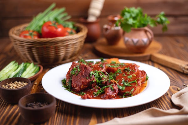 maso v tomatnom souse s kartofelem zelen u i ogurcom - Красный соус с паприкой