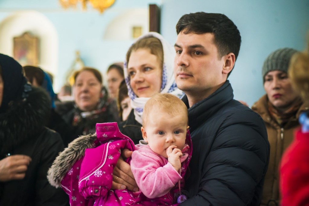 В православную семью. Семья в церкви. Православная семья в храме. Многодетная мама в храме. Православная молодая семья.