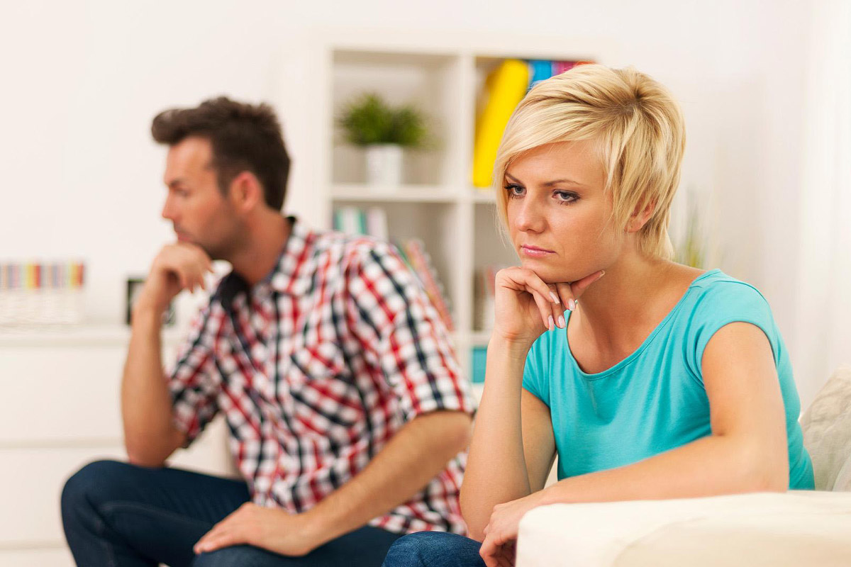 Женщина в состоянии развода. Фото несчастных отношений. Пара сидит общается в заведении фото.