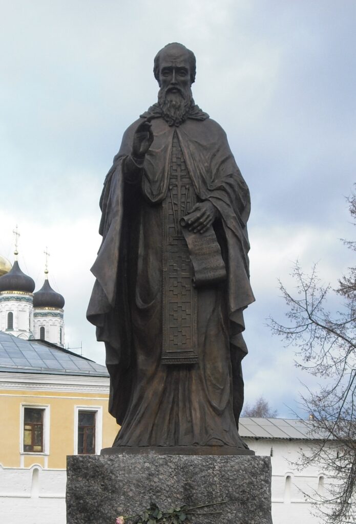 Иосиф волоцкий. Иосиф Волоцкий памятник в монастыре. Иосиф Волоцкий памятник. Нил Сорский памятник. Памятник Нилу Сорскому.