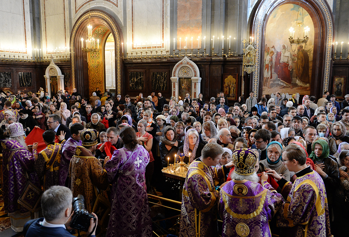 Фото из церкви во время службы